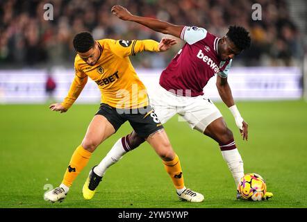 Wolverhampton Wanderers’ Joao Gomes (links) und West Ham United's Mohammed Kudus kämpfen um den Ball während des Premier League-Spiels im London Stadium. Bilddatum: Montag, 9. Dezember 2024. Stockfoto