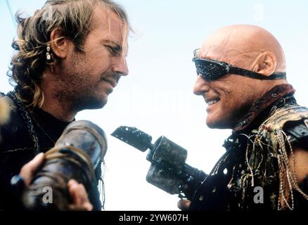 WATERWORLD 1995 Universal Pictures Film mit Kevin Costner links als Mariner und Dennis Hopper als Deacon Stockfoto