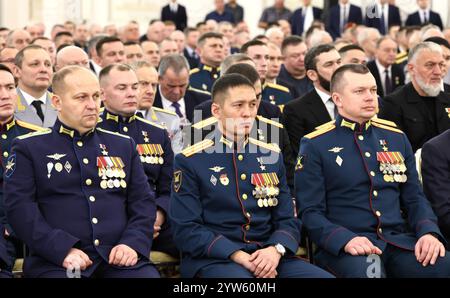 Moskau, Russland. Dezember 2024. Der russische Präsident Wladimir Putin vergibt die Goldstermedaille während einer Zeremonie zum Vaterlandstag im St. Georgs Saal des Großen Kreml-Palastes am 9. Dezember 2024 in Moskau. Quelle: Alexander Kazakov/Kreml Pool/Alamy Live News Stockfoto