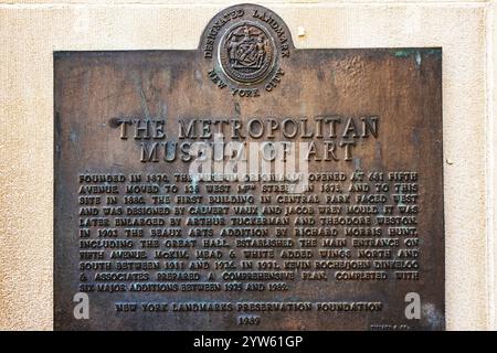 Bronzetafel, die das Metropolitan Museum of Art als Wahrzeichen von New York City bezeichnet und historische Informationen enthält. New York. USA. Stockfoto