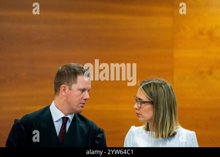 Oslo 20241209. Rechtsanwalt Kristoffer Nerland und Rechtsanwältin Caroline Rokenes vor dem Berufungsgericht Borgarting während der Bearbeitung des Rechtsstreits betreffend anders Behring Breiviks Urteilsbedingungen und seine Rechte nach der Europäischen Menschenrechtskonvention. Breivik, der sich heute Fjotolf Hansen nennt, wurde im Jahr nach den Terroranschlägen auf Oslo und Utøya am 22. Juli 2011 zu 21 Jahren Haft mit einer Mindeststrafe von 10 Jahren verurteilt. 77 Menschen kamen bei den Anschlägen ums Leben. Foto: Fredrik Varfjell / POOL / NTB Stockfoto