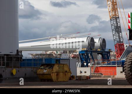 Im Hafen von Nigg lagen die Komponenten der Windkraftanlage und warten auf die Verladung auf das Schiff, das sie zum Offshore-Windprojekt Moray West von Ocean Winds bringen wird, das am 27. Juni 2024 im schottischen Hafen von Nigg errichtet werden soll. Offshore-Windpark Moray West: • Moray Offshore Windfarm (West) Limited, bekannt als Moray West, ist ein vollständig genehmigtes Offshore-Windprojekt vor der schottischen Küste. • Gesamtkapazität: 882 MW, von 60 Turbinen mit 14,7 MW/Einheit, die insgesamt genug Strom für 1,3 Millionen Haushalte im Vereinigten Königreich erzeugen. • Technologie: Offshore-Wind, unten Stockfoto