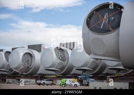 Zellen, die einen Windkraftanlagenturm bedecken und letztendlich mit Rotorblättern versehen sind. - Im Hafen von Nigg lagen Windturbinenkomponenten, die auf das Schiff warten, das sie zum Offshore-Windprojekt Moray West von Ocean Winds bringen wird, das am 27. Juni 2024 im schottischen Hafen von Nigg gebaut werden soll. Offshore-Windpark Moray West: • Moray Offshore Windfarm (West) Limited, bekannt als Moray West, ist ein vollständig genehmigtes Offshore-Windprojekt vor der schottischen Küste. • Gesamtleistung: 882 MW, von 60 Turbinen mit 14,7 MW/Einheit, insgesamt genug Strom für das Äquivalent Stockfoto