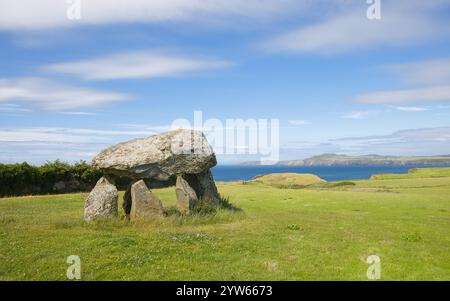 Der Carreg Samson Neolithic Dolmen ist eine 5000 Jahre alte Grabkammer in Südwales. Stockfoto