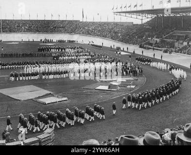 Eröffnung der Olympischen Sommerspiele 1928 in Amsterdam. Sichtbare Vertretungen der teilnehmenden Länder, einschließlich einer Vertretung unter der Flagge Brasiliens. Archivfoto der Olympischen Sommerspiele 1928 in Amsterdam Stockfoto
