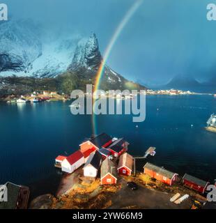 Rainbow berührendes Fischerdorf in reine, lofoten Islands, norwegen Stockfoto