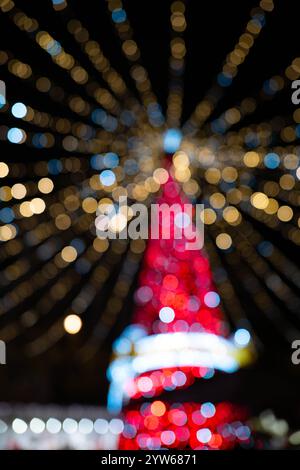 In den belebten Straßen von Budapest, Ungarn, funkeln bunte Weihnachtsbaumlichter. Schöner Urlaubshintergrund Stockfoto