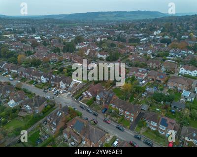Blick aus der Vogelperspektive über ein Wohngebiet in der Nähe von Nower, Dorking (RH4), Surrey, Großbritannien. Stockfoto