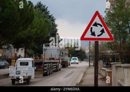 Straßenschild am Kreisverkehr. Stockfoto