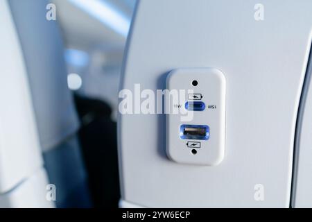 KUALA LUMPUR, MALAYSIA - 22. NOVEMBER 2023: USB-Anschluss auf einem Sitz in einer Malaysia Airlines Boeing 737. B737 ist ein Schmalkörperflugzeug, das für mich benutzt wird Stockfoto