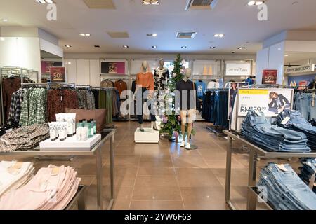 JOHOR BAHRU, MALAYSIA - 23. NOVEMBER 2023: Innenraum des Marks and Spencer Store in Johor Bahru. Stockfoto