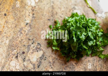 Frischer Petersilie auf einer Küchenarbeitsplatte. Stockfoto