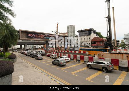 JOHOR BAHRU, MALAYSIA - 24. NOVEMBER 2023: Urbane Straßenszene in Johor Bahru. Stockfoto