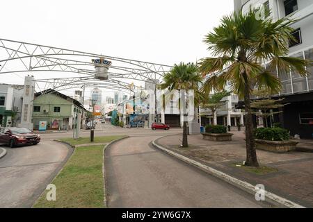 JOHOR BAHRU, MALAYSIA - 24. NOVEMBER 2023: Urbane Straßenszene in Johor Bahru. Stockfoto