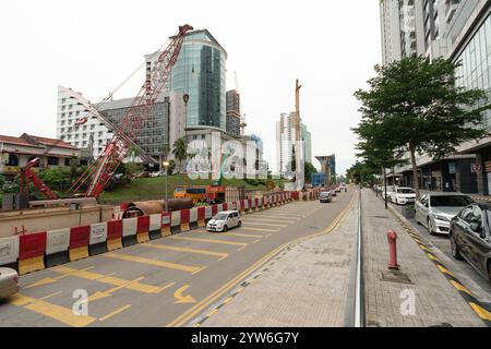 JOHOR BAHRU, MALAYSIA - 24. NOVEMBER 2023: Urbane Straßenszene in Johor Bahru. Stockfoto