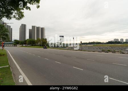 JOHOR BAHRU, MALAYSIA - 24. NOVEMBER 2023: Urbane Straßenszene in Johor Bahru. Stockfoto