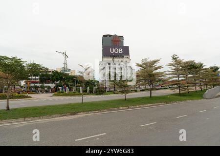 JOHOR BAHRU, MALAYSIA - 24. NOVEMBER 2023: Urbane Straßenszene in Johor Bahru. Stockfoto