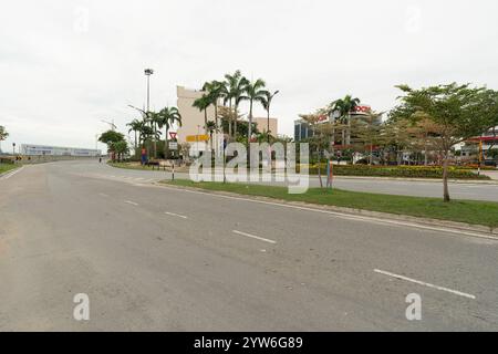 JOHOR BAHRU, MALAYSIA - 24. NOVEMBER 2023: Urbane Straßenszene in Johor Bahru. Stockfoto