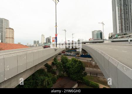 JOHOR BAHRU, MALAYSIA - 24. NOVEMBER 2023: Urbane Straßenszene in Johor Bahru. Stockfoto