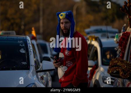 Madrid, Spanien. Dezember 2024. Rund 200 freiwillige Taxiluz-Taxifahrer bringen Hunderte von älteren Menschen in Pflegeheimen und Dutzende kranke Kinder in Krankenhäusern durch die Straßen des Zentrums von Madrid in einer neuen Ausgabe von „Taxiluz“, um die Weihnachtsbeleuchtung zu markieren, die Madrid zu dieser Jahreszeit erleuchtet. Quelle: D. Canales Carvajal/Alamy Live News Stockfoto