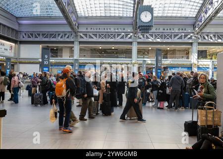 Die Moynihan Train Hall (MTH) befindet sich im historischen James A. Farley Post Office Building, New York City, USA 2024 Stockfoto