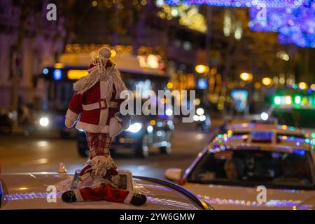 Madrid, Spanien. Dezember 2024. Rund 200 freiwillige Taxiluz-Taxifahrer bringen Hunderte von älteren Menschen in Pflegeheimen und Dutzende kranke Kinder in Krankenhäusern durch die Straßen des Zentrums von Madrid in einer neuen Ausgabe von „Taxiluz“, um die Weihnachtsbeleuchtung zu markieren, die Madrid zu dieser Jahreszeit erleuchtet. Quelle: D. Canales Carvajal/Alamy Live News Stockfoto