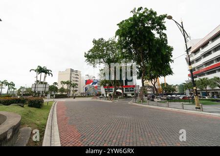 JOHOR BAHRU, MALAYSIA - 24. NOVEMBER 2023: Urbane Straßenszene in Johor Bahru. Stockfoto