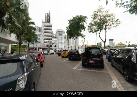 JOHOR BAHRU, MALAYSIA - 24. NOVEMBER 2023: Urbane Straßenszene in Johor Bahru. Stockfoto