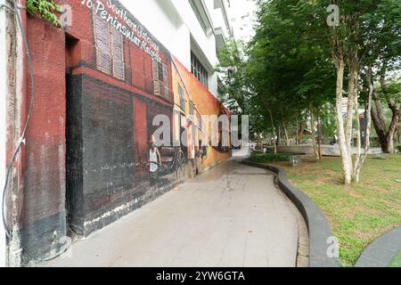 JOHOR BAHRU, MALAYSIA - 24. NOVEMBER 2023: Urbane Straßenszene in Johor Bahru. Stockfoto