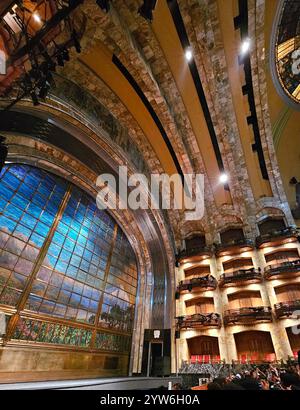 Mexiko-Stadt, Mexiko - 12. Juli 2024: Innenraum der Haupthalle des Palastes der Schönen Künste mit einem Vorhang aus verzierten Glasstücken Stockfoto