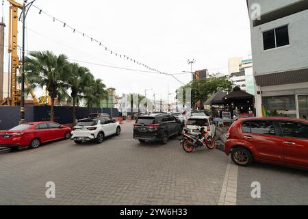 JOHOR BAHRU, MALAYSIA - 24. NOVEMBER 2023: Urbane Straßenszene in Johor Bahru. Stockfoto