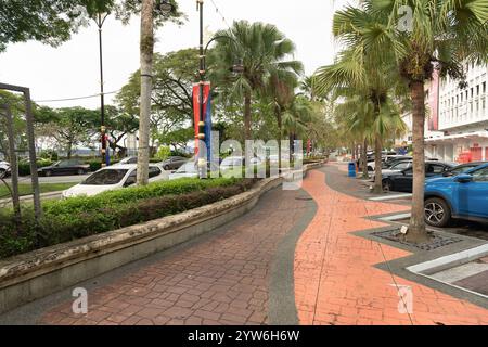 JOHOR BAHRU, MALAYSIA - 24. NOVEMBER 2023: Urbane Straßenszene in Johor Bahru. Stockfoto