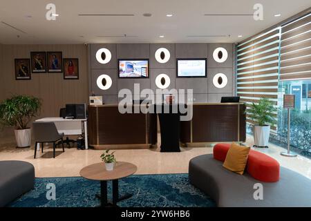 JOHOR BAHRU, MALAYSIA - 24. NOVEMBER 2023: Empfang im ibis Styles Johor Iskandar Puteri. Stockfoto