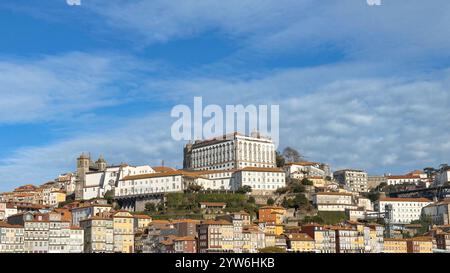 Ein Panoramablick auf die Skyline von Porto bei Sonnenuntergang Stockfoto