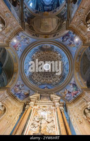 PAVIA, ITALIEN - 8. SEPTEMBER 2024: Die Kuppel der Seitenkapelle in der Kirche Chiesa di Santa Maria di Canepanova mit dem Fresko von Sybiles Stockfoto