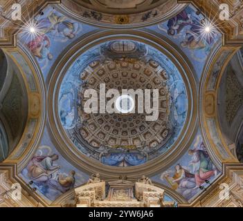 PAVIA, ITALIEN - 8. SEPTEMBER 2024: Die Kuppel der Seitenkapelle in der Kirche Chiesa di Santa Maria di Canepanova mit dem Fresko von Sybiles Stockfoto