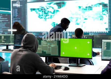 Staatliche Hacker nutzen Green Screen bei der Überwachung und Erkennung von Bedrohungen der Cybersicherheit. Untersuchung der Netzwerksicherheit und des Schutzes vor Cyberangriffen, nationale Geheimdienste. Stockfoto