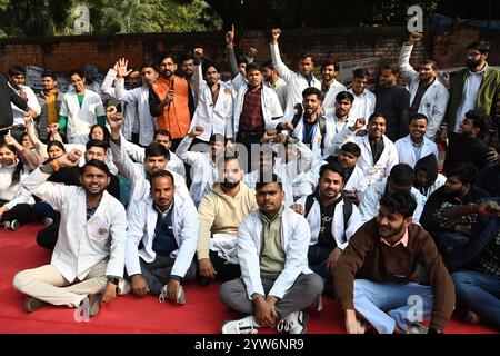 Neu-Delhi, Indien. Dezember 2024. NEW DELHI, INDIEN - 9. DEZEMBER: AYUSH-Studenten (Doktor) protestieren gegen Gleichheit und Gerechtigkeit für AYUSH-Ärzte und drängen auf Änderungen der Regeln und Anerkennung ihrer Rechte in Jantar Mantar am 9. Dezember 2024 in New Delhi, Indien. (Foto: Sonu Mehta/Hindustan Times/SIPA USA) Credit: SIPA USA/Alamy Live News Stockfoto