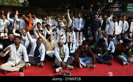 Neu-Delhi, Indien. Dezember 2024. NEW DELHI, INDIEN - 9. DEZEMBER: AYUSH-Studenten (Doktor) protestieren gegen Gleichheit und Gerechtigkeit für AYUSH-Ärzte und drängen auf Änderungen der Regeln und Anerkennung ihrer Rechte in Jantar Mantar am 9. Dezember 2024 in New Delhi, Indien. (Foto: Sonu Mehta/Hindustan Times/SIPA USA) Credit: SIPA USA/Alamy Live News Stockfoto