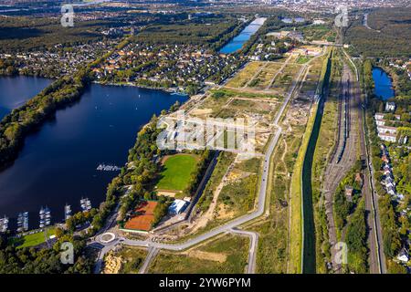 Luftansicht, Baustelle des ehemaligen Rangierbahnhofs Wedau für ein neues Duisburger Wohnquartier an der Sechs-Seen-Platte, Sportplatz und Stockfoto