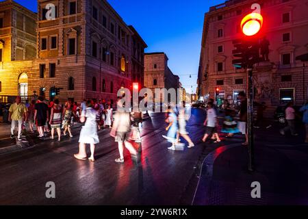 Rom, Italien, 22. Juli 2017, Menschenmassen spazieren bei Nacht in der pulsierenden Stadt Rom. Stockfoto