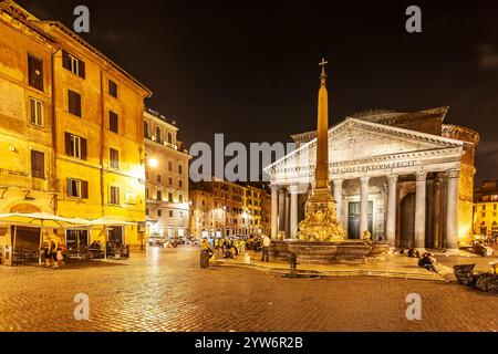 Rom, Italien, 22. Juli 2017, beleuchtetes Pantheon und Platz mit Obelisken in Rom bei Nacht. Stockfoto