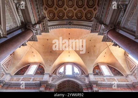 Rom, Italien, 22. Juli 2017, das Querschiff von Santa Maria degli Angeli e dei Martiri offenbart atemberaubende architektonische Details und Licht aus den Fenstern ab Stockfoto