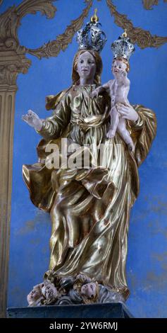 ALESSANDRIA, ITALIEN – 10. SEPTEMBER 2024: Die barocke, polychrome Statue der Madonna in der Kirche Chiesa di Santo Stefano Stockfoto