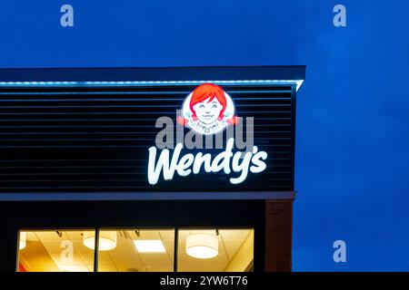 Ein Wendy's Restaurant Schild ist nachts in Niagara Falls, Ontario, Kanada zu sehen Stockfoto