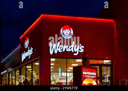 A Wendy's Restaurant in der Abenddämmerung in Niagara Falls, Ontario, Kanada Stockfoto