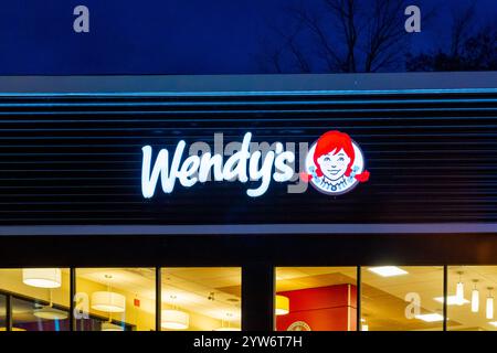 Ein Wendy's Restaurant Schild ist nachts in Niagara Falls, Ontario, Kanada zu sehen Stockfoto