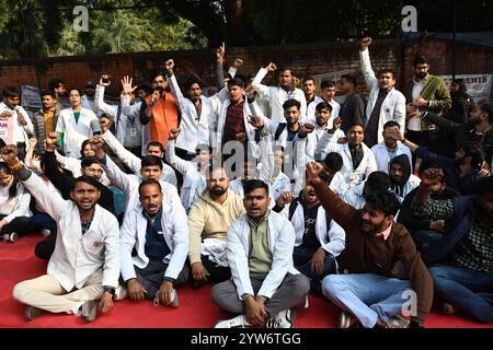 Neu-Delhi, Indien. Dezember 2024. NEW DELHI, INDIEN - 9. DEZEMBER: AYUSH-Studenten (Doktor) protestieren gegen Gleichheit und Gerechtigkeit für AYUSH-Ärzte und drängen auf Änderungen der Regeln und Anerkennung ihrer Rechte in Jantar Mantar am 9. Dezember 2024 in New Delhi, Indien. (Foto: Sonu Mehta/Hindustan Times/SIPA USA) Credit: SIPA USA/Alamy Live News Stockfoto