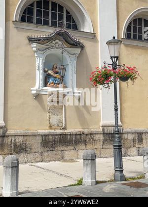 Ljubljana, Slowenien - 28. Juni 2024: Gotische Pieta-Statue in Nische an der Südfassade der Kathedrale St. Nikolaus. Stockfoto