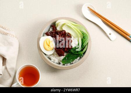 Top View geschmorter Fleischreis, Nahaufnahme von gedünstetem Schweinefleisch über gekochtem Reis, beliebt in Taiwan Stockfoto